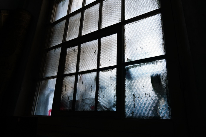 Витраж из фактурного стекла в Петербурге по адресу пр. Динамо, д. 18. Фото 2019